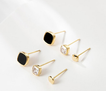 Kis női fülbevaló díszkövekkel