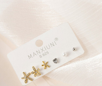 Kis női fülbevaló díszkövekkel