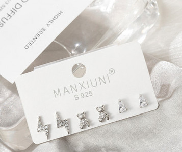 Kis női fülbevaló díszkövekkel