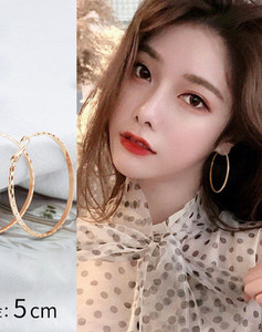 Egy új modell női fülbevaló kerek formában