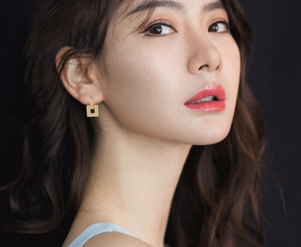 Négyzet alakú női arany fülbevaló