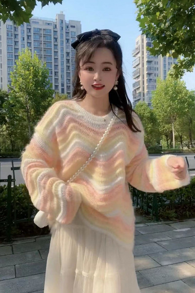 Ριγέ πουλόβερ εγκυμοσύνης με οβάλ λαιμόκοψη