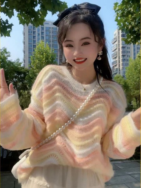 Ριγέ πουλόβερ εγκυμοσύνης με οβάλ λαιμόκοψη