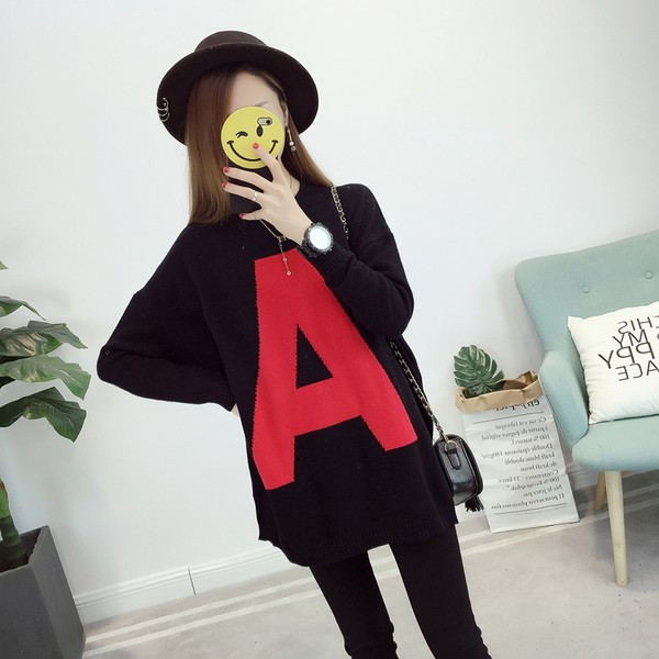 Bő női kismama pulóver hímzéssel