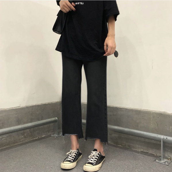 Novi model ženskih traperica sa poderanim motivima za trudnice