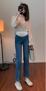 Terhes nőknek szánt széles farmermodell hasítékkal