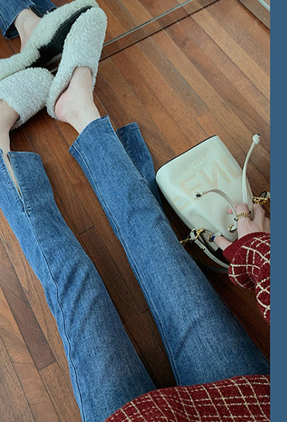 Terhes nőknek szánt széles farmermodell hasítékkal