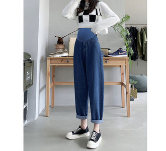 Elasztikus derékkal rendelkező széles farmermodell terhes nők számára