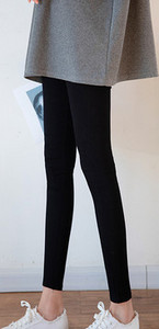 Letisztult stílusú kismamafarmer zsebbel