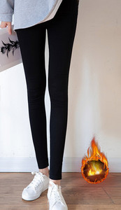 Letisztult stílusú kismamafarmer zsebbel