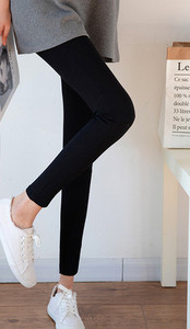 Letisztult stílusú kismamafarmer zsebbel