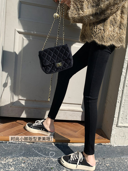 Letisztult stílusú kismamafarmer zsebbel