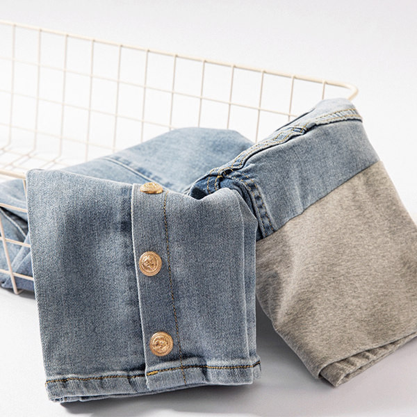 Kismama farmernadrág gombokkal a lábszáron