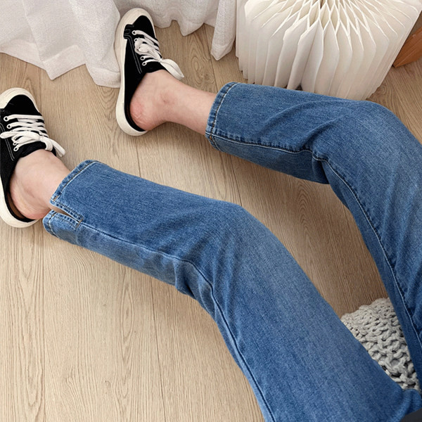 Női farmer terhes nőknek - magas derékú egyenes modell, oldalsó hasítékkal