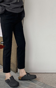 Ležerne traperice sa šavovima i širokim nogavicama