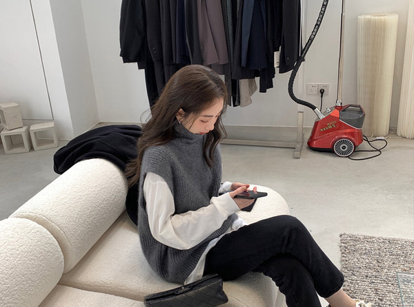 Ležerne traperice sa šavovima i širokim nogavicama