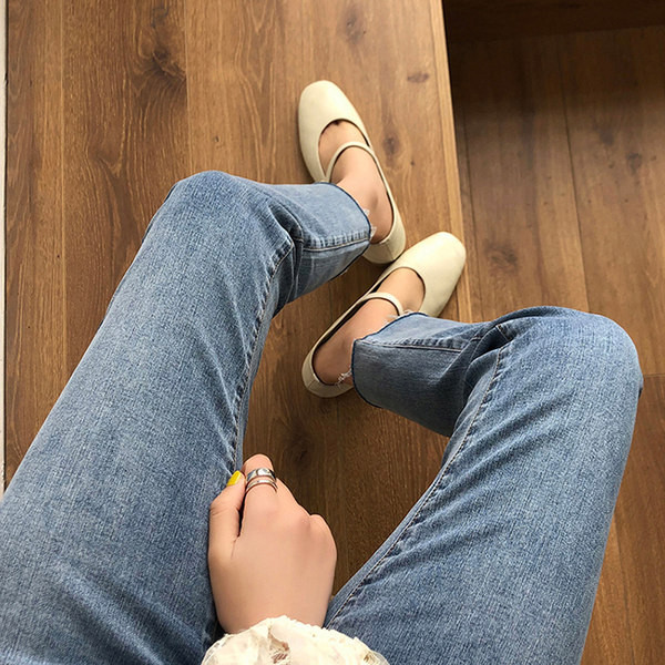 Νέο μοντέλο γυναικείου τζιν με σκισμένα στοιχεία για εγκύους