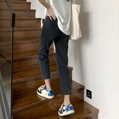 Изчистен спортен модел дънки за бременни жени 