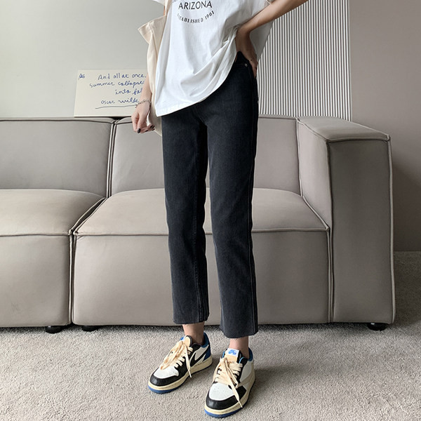 Изчистен спортен модел дънки за бременни жени 