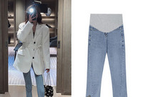 Női kismamafarmer hasított, szakadt elemekkel