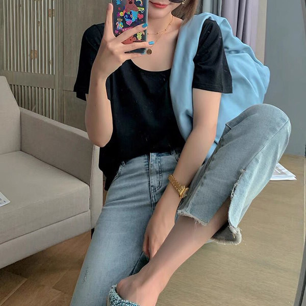 Női kismamafarmer hasított, szakadt elemekkel