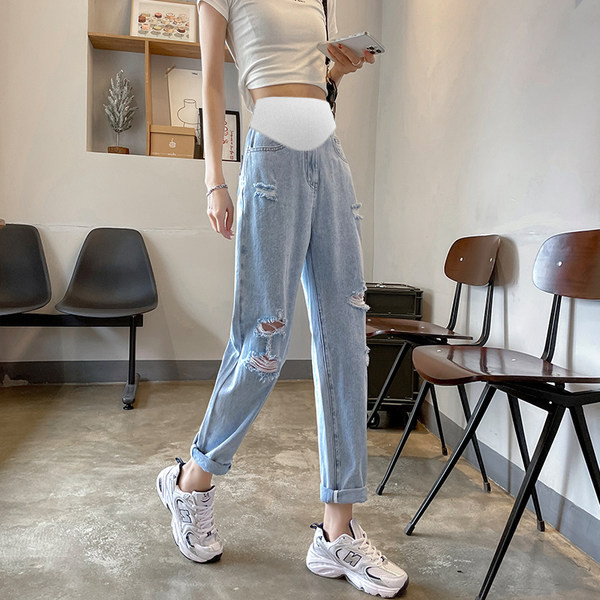 Νέο μοντέλο γυναικείου τζιν με σκισμένα στοιχεία για εγκύους