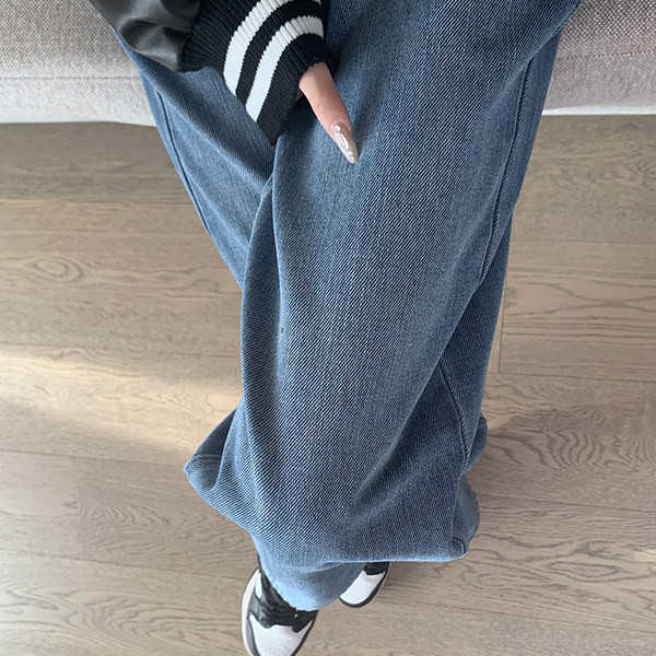 Φαρδύ μοντέλο τζιν για εγκύους καθαρό σχέδιο