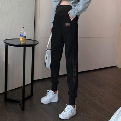 Feliratos sportnadrág terhes nőknek