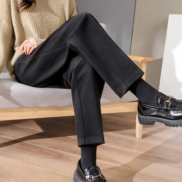 Magas derekú, letisztult szabású, egyenes szárú kismamanadrág