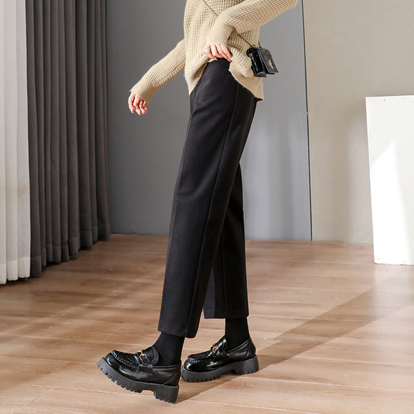 Magas derekú, letisztult szabású, egyenes szárú kismamanadrág