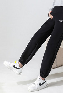 Lezser magas derekú kismama melegítőnadrág zsebekkel és logóval