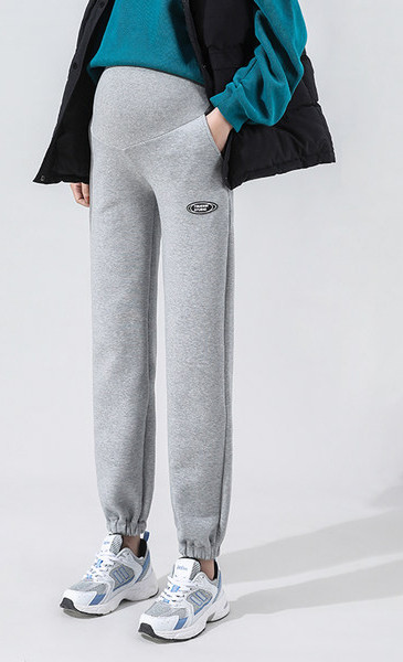 Lezser magas derekú kismama melegítőnadrág zsebekkel és logóval