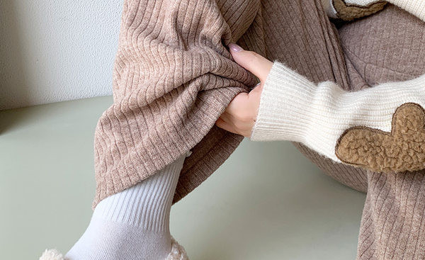 Széles szárú, magas derekú kismamanadrág logóval