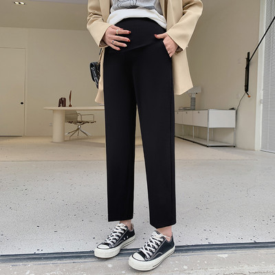 Sportos, elegáns modell terhes nők számára