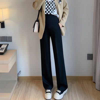 Sportos, elegáns modell terhes nők számára