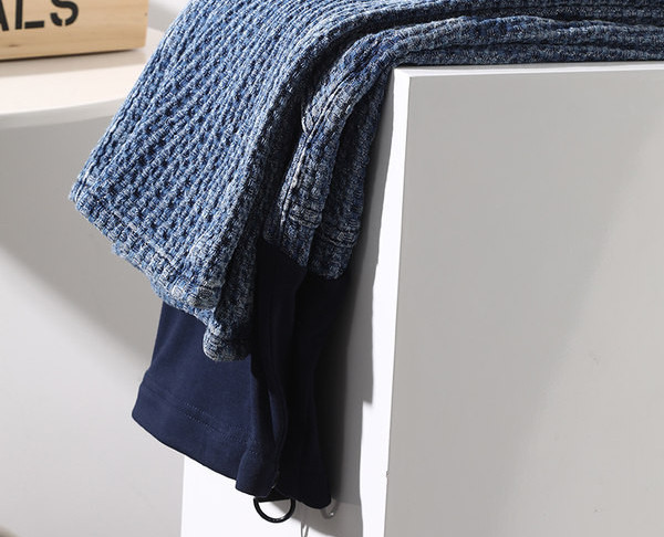 Alkalmi, magas derekú, kismamabarát farmernadrágot készít