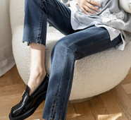 Magas derekú, egyenes szárú kismamafarmer hasítékkal