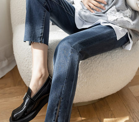 Magas derekú, egyenes szárú kismamafarmer hasítékkal