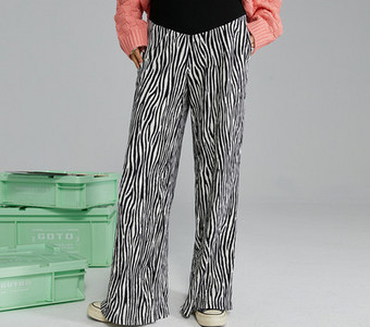 Φαρδύ παντελόνι εγκυμοσύνης με ψηλόμεσο και animal print