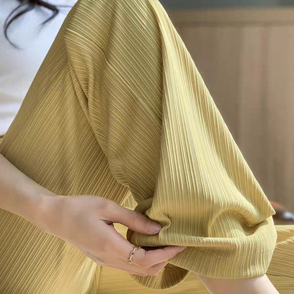 Széles szárú kismamanadrág magas derékkal és zsebekkel