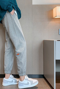 Tavaszi sportnadrág terhes nőknek gumírozott szárral és zsebekkel