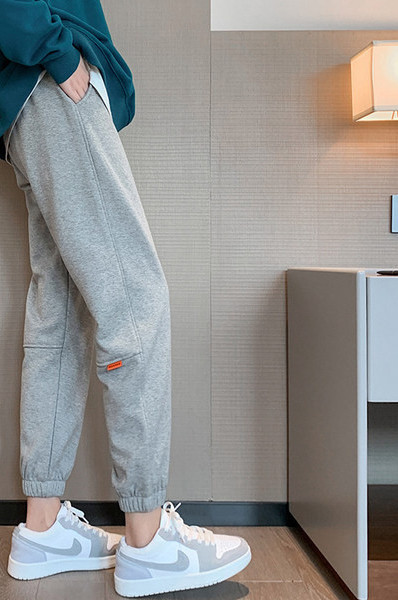 Tavaszi sportnadrág terhes nőknek gumírozott szárral és zsebekkel