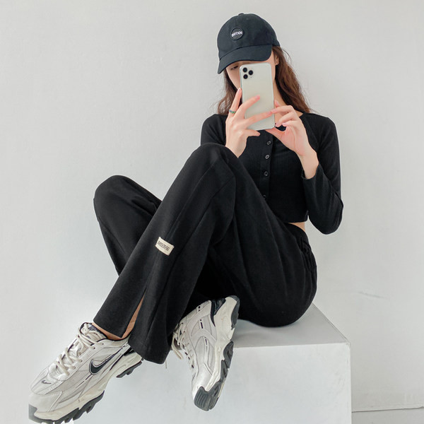 Κομψό γυναικείο παντελόνι εγκυμοσύνης σε λεπτό κόψιμο με σκίσιμο