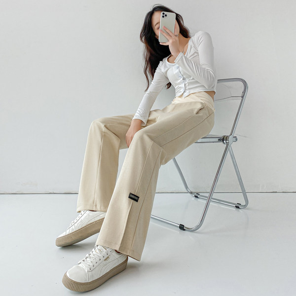 Κομψό γυναικείο παντελόνι εγκυμοσύνης σε λεπτό κόψιμο με σκίσιμο