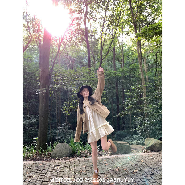 Дамско есенно яке със копчета