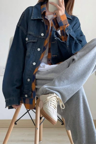 Női őszi kabát gombokkal