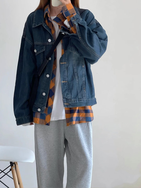 Női őszi kabát gombokkal