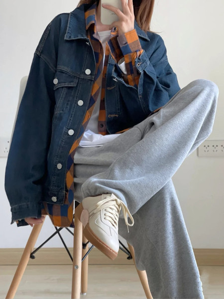 Női őszi kabát gombokkal