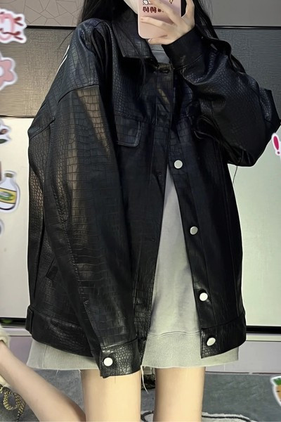 Fekete női bőrdzseki mintával és gombokkal