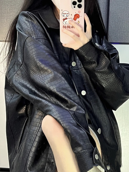 Fekete női bőrdzseki mintával és gombokkal